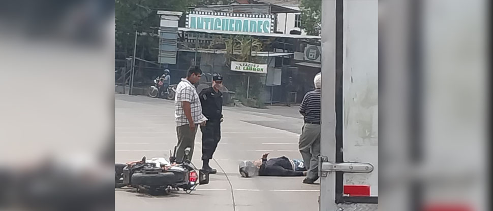 Trasladan a hospital a motociclista lesionado en accidente en carretera al Puerto de La Libertad 