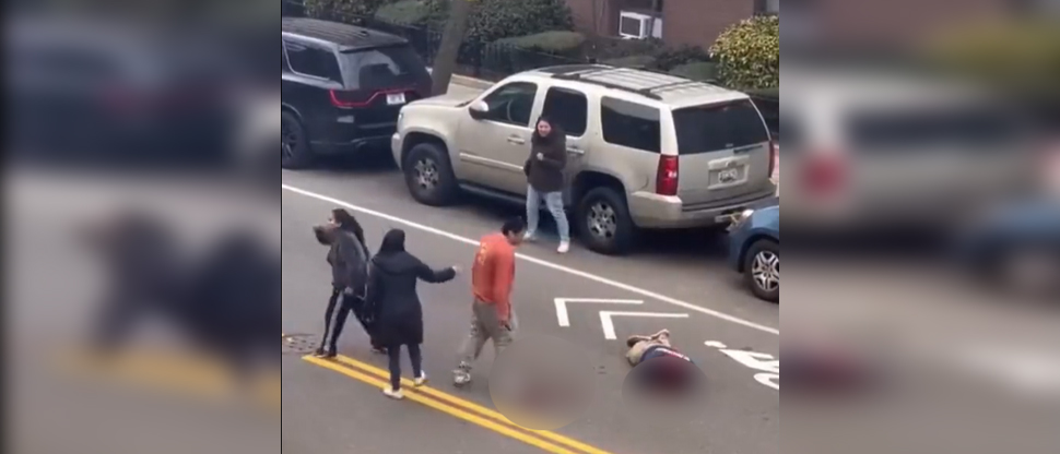 Atacan ferozmente con arma blanca, un bate y a patadas a hombre en Nueva York