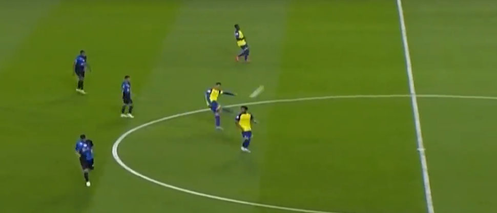 Árbitro corta un peligroso contragolpe de Cristiano Ronaldo y este se deja llevar por la frustración
