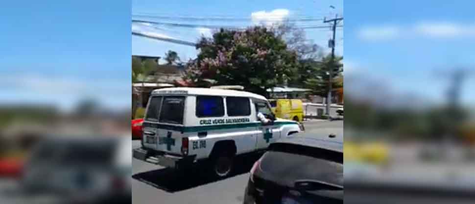 VIDEO: Socorristas auxilian a persona que recibió una descarga eléctrica en Ayutuxtepeque