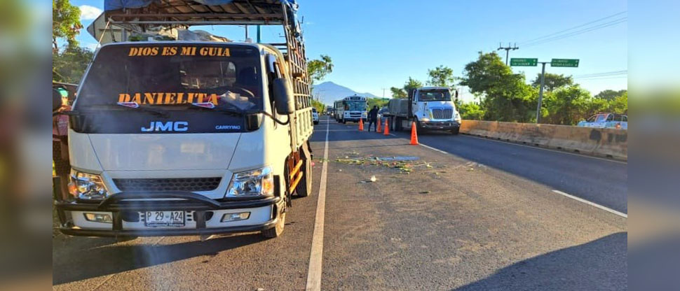 Trasladan de emergencia a tres lesionados tras vuelco de camión cargado de verduras