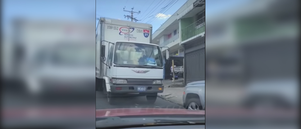 Denuncian a camionero circulando en sentido contrario en la residencial San Luis