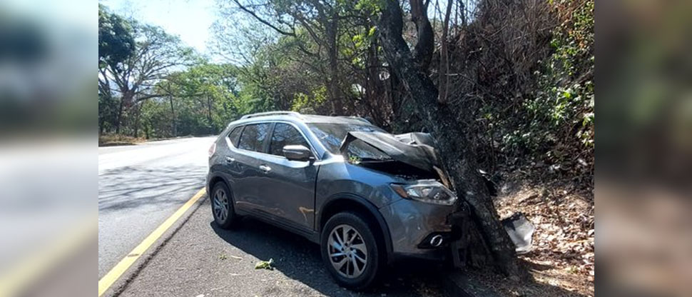 Camioneta se sale de la carretera y se estrella contra un árbol en El Congo