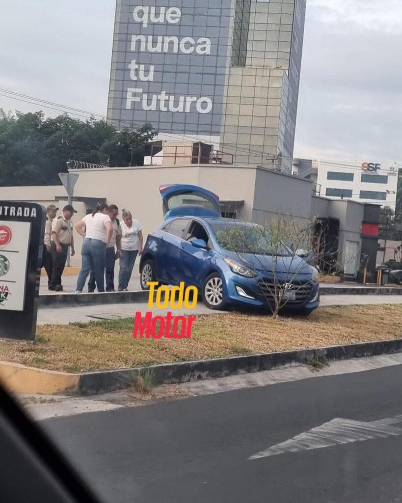 Conductora pierde el control de su vehículo en estacionamiento y se ...