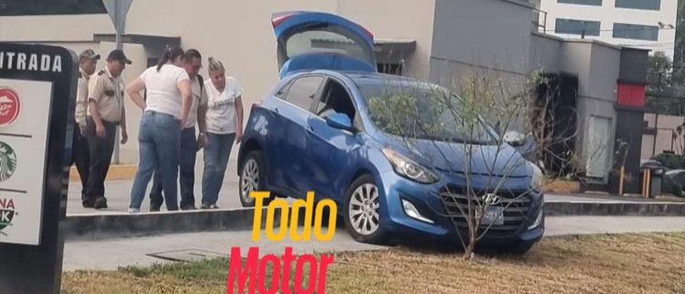 Conductora pierde el control de su vehículo en estacionamiento y se ...