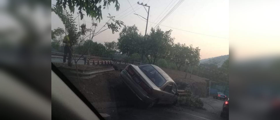 Automovilista pierde el control de su carro y choca contra muro en paso a desnivel