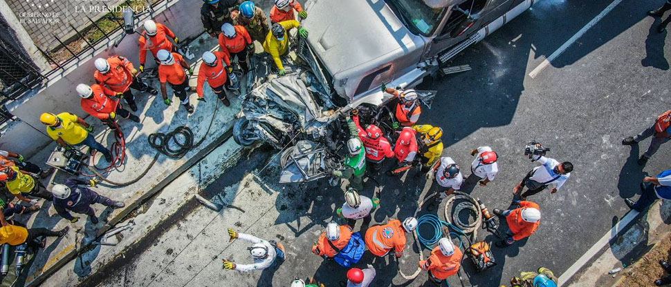 Socorristas escuchan que celular de víctima mortal sonaba mientras lo sacaban de los hierros retorcidos