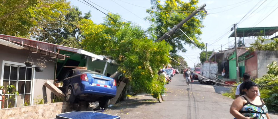 Carro se mete hasta la cocina de casa en el barrio San Jacinto lesionando a tres adultos mayores