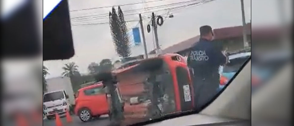 Carro vuelca frente a la embajada de alemania en la colonia Escalón