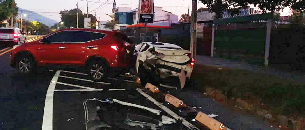 Automóvil de lujo provoca grave accidente en la zona rosa