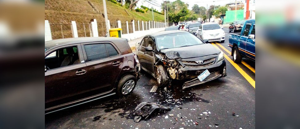 Dos carros chocan frente al cementerio La Bermeja, en el bulevar Venezuela