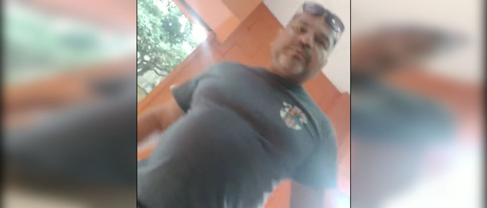Captan a hombre ultrajando a vendedores de pollo frito por no entregarle el producto sin factura