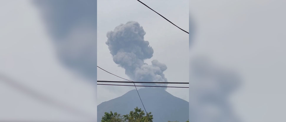 Volcán Chaparrastique vuelve a expulsar impresionante columna de gas y cenizas esta mañana