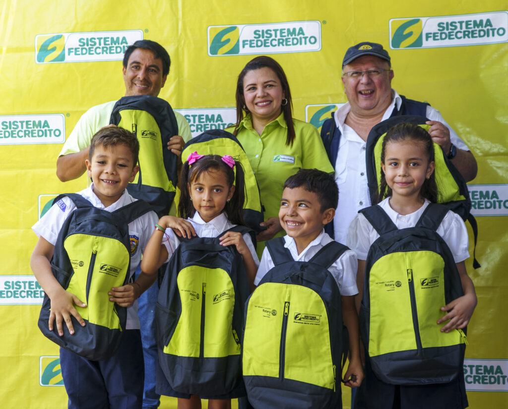 El SISTEMA FEDECRÉDITO ENTREGA DONATIVO DE MOCHILAS EN CENTROS ESCOLARES