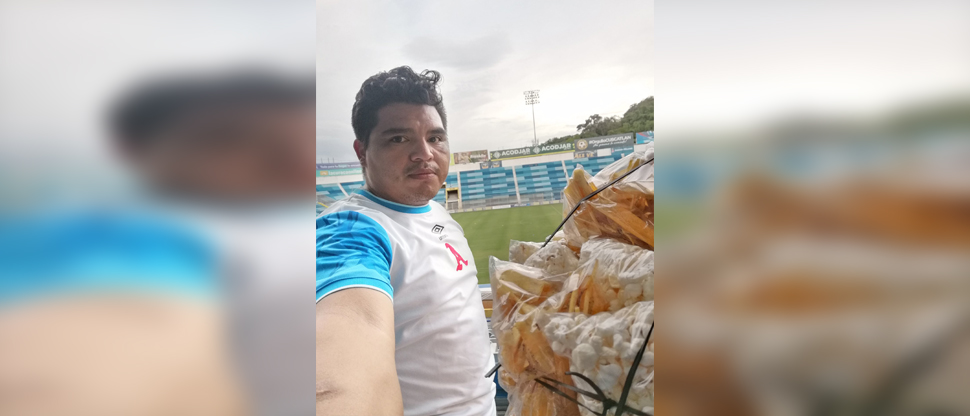 Vendedor de tostadas aficionado al Alianza habilita pagos digitales para clientes sin efectivo