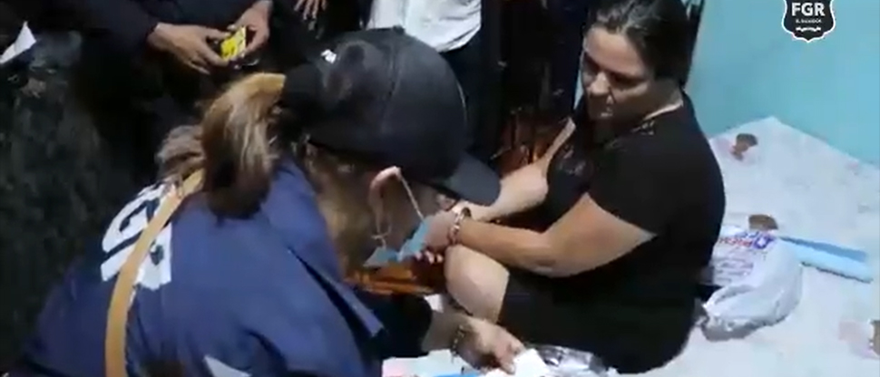 Extorsionista hizo compras en supermercado y pagó el colegio con tarjeta de crédito de víctima