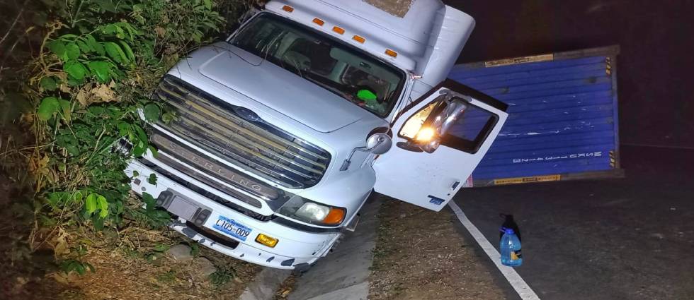 Rastra se accidenta en Santa Ana