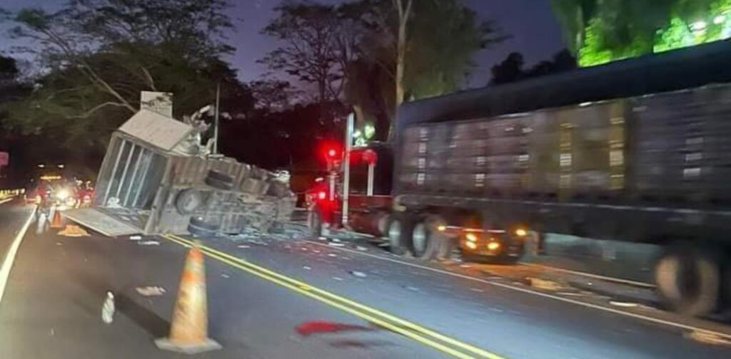 Choque entre rastra y camión causa bloqueo en carretera Panamericana esta mañana