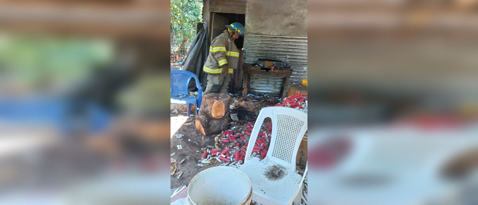 Incendio destruye cohetería clandestina en El Ranchador, Santa Ana