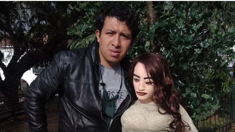 Hombre convierte a una muñeca de trapo en su esposa para no sentirse solo