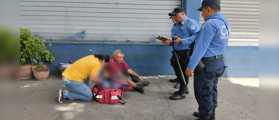 Perro de raza pitbull ataca a un abuelito de 68 años en el centro de San Salvador  