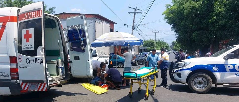 Carro fúnebre que no respetó un alto embiste a motociclista y le fractura piernas y brazos