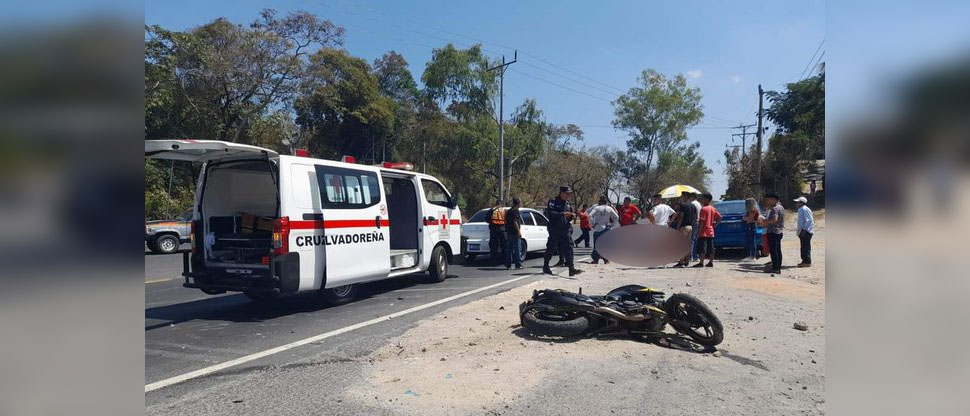 Trasladan de emergencia al hospital a dos personas tras accidentarse en su motocicleta
