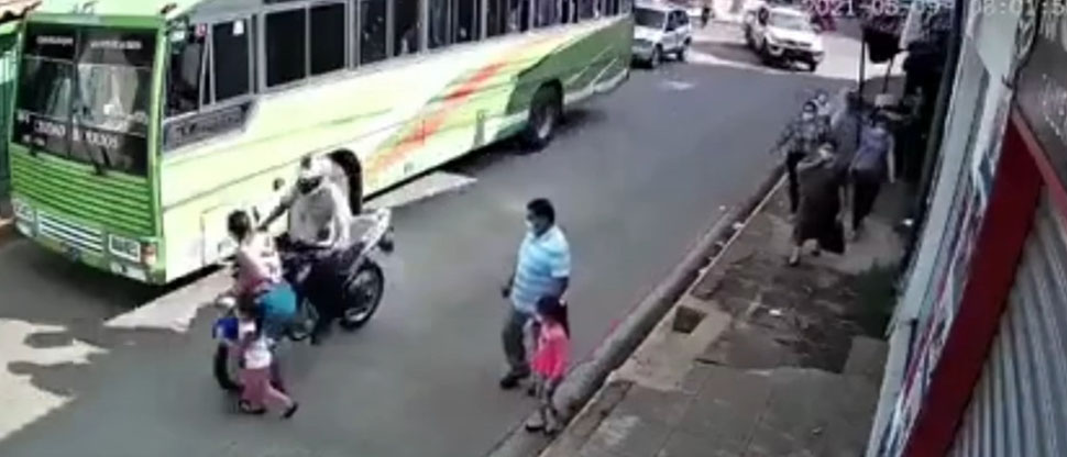 Motociclista atropella a mujer y niña que cruzaron la calle imprudentemente
