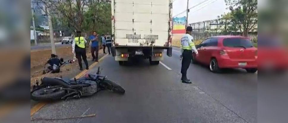 Tres personas que viajan en una moto resultaron lesionados tras chocar contra rastra
