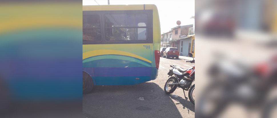 Motociclista queda tendido en el asfalto tras impactar con la parte trasera de un microbús 