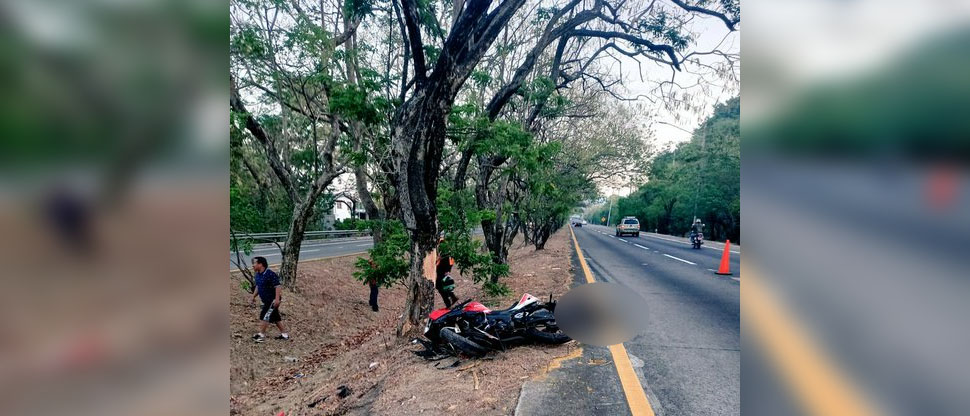 Motociclista pierde la vida tras salirse de la carretera y chocar contra árbol en Olocuilta