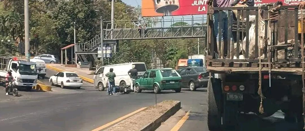 Automovilista lesionó gravemente a motociclista tras hacer giro sin precaución en Armenia