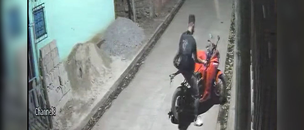 VIDEO: «Ladrón» rompe sistema de bloqueo de moto en menos de un minuto y la hurta en Sonsonate