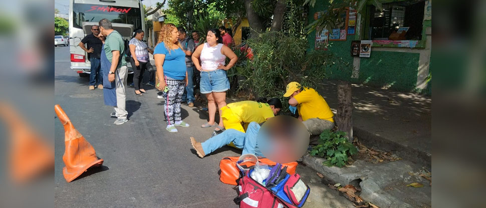 Trasladan gravemente herido a pasajero que cayó de microbús de la ruta 4