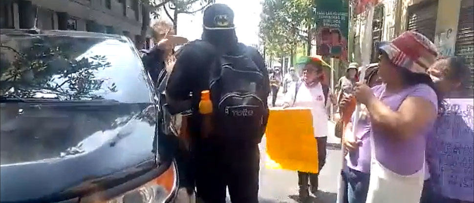 Automovilista y asistentes a la marcha por el Día de la Mujer protagonizan altercado en Guatemala