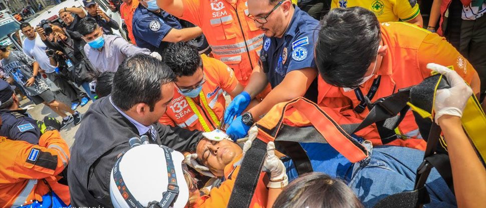 Rescatan con vida a motorista atrapado en camión tras múltiple choque en el bulevar de Los Próceres