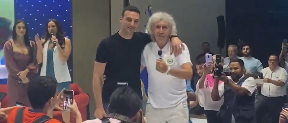 Gran momento cuando el mejor técnico del mundo le da un cálido abrazo al “Mágico” González