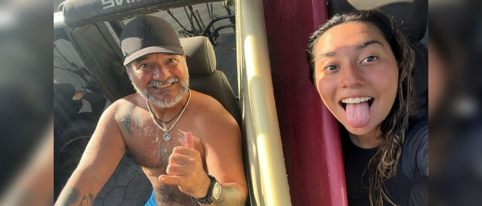 Periodista Salvador Castellanos presume las habilidades de su nieta para surfear
