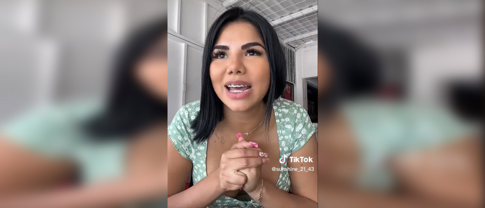 Abigail Mancía invita a su seguidores a que le compren pupusas, pero se equivoca de fecha de inicio