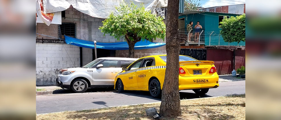 Taxi se estrella contra carro particular frente a la Universidad de El Salvador