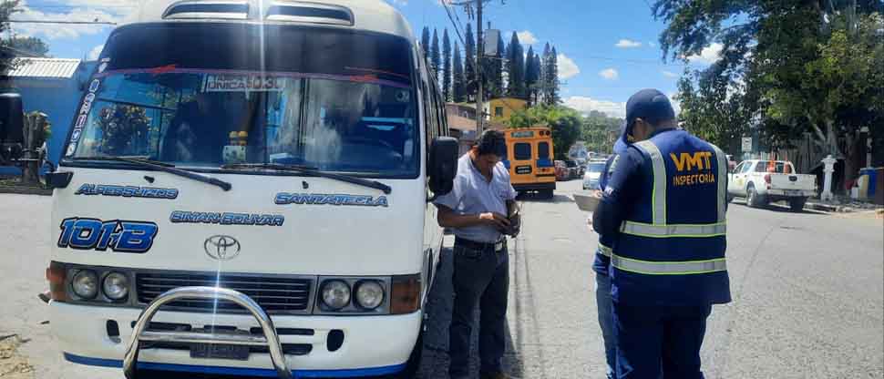 Multan a microbusero por negarse a presentar la documentación de tránsito