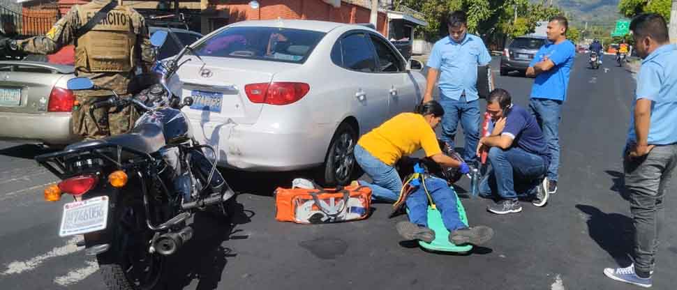 Socorristas auxilian a hombre que quedó sobre el pavimento tras accidentarse en San Salvador