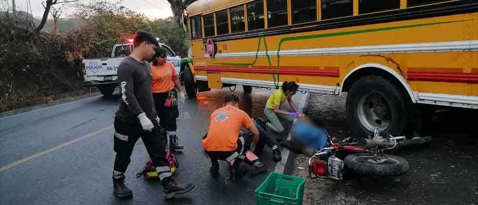 Dos personas que se conducían en motocicleta chocan contra un bus en carretera a San Vicente