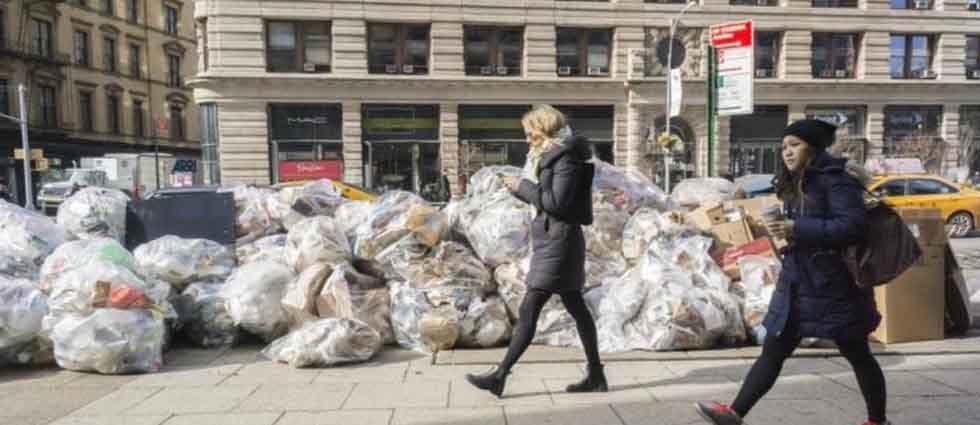 Se mantienen los volcanes de basura en las calles de Paris, Francia