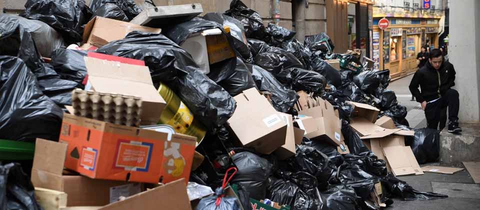 Reportan en las calles de Paris más de 10,000 toneladas de basura