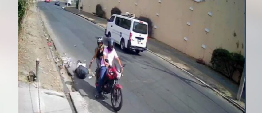 Denuncian a pareja que lanza basura en calle en Cuscatancingo: Quedaron grabados por las cámaras