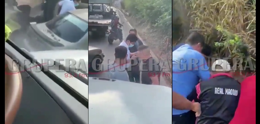 Busero y conductor particular detienen la marcha y se van a los golpes en plena carretera | VIDEO