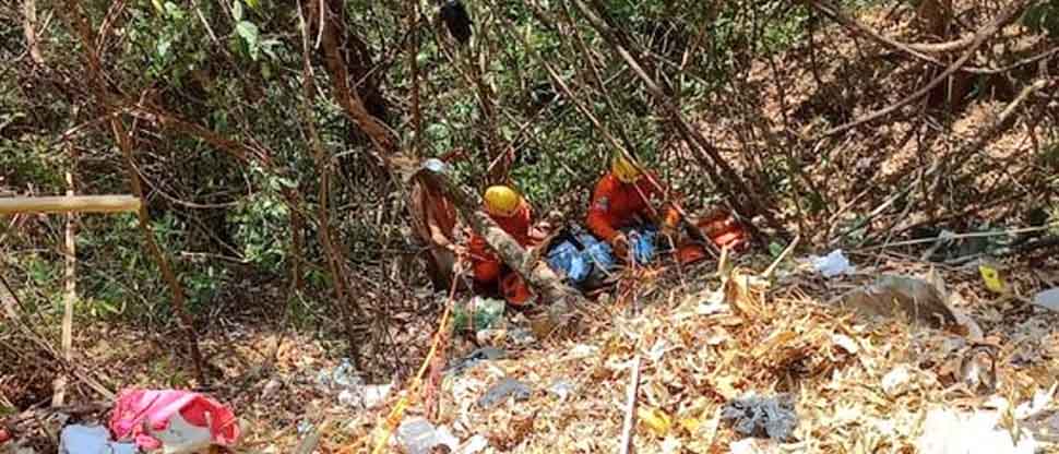 Bomberos rescatan con vida a una persona que cayó a un barranco en Ahuachapán