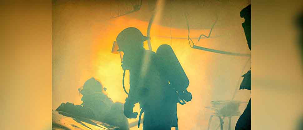 Bomberos sofocan voraz incendio en una vivienda de Mejicanos
