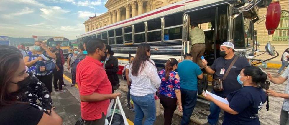 Salvadoreños viajan en los Buses Alegres para realizar turismo interno